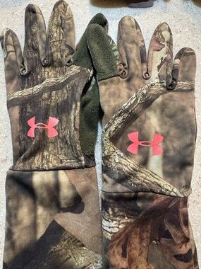 Under Armour Realtree Camo Gloves with Pink Logo